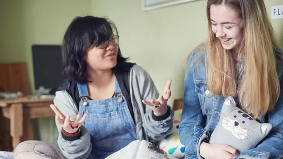 2 young people chatting